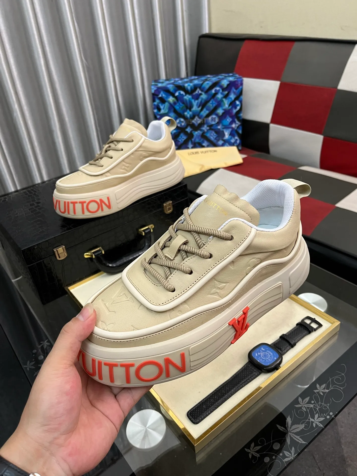 Men's shoes 💰560⌚️⌚️【LOUlS VUlTTON】Louis Vuitton ~ unique and casual style. LV counter purchasing 🏃casual shoes😍😍 Men's 2025 counters are on sale simultaneously, Italian imported brands select first-layer Italian cowhide. Cowhide leather lining (refuses to discolor and grind feet) Code number: 38-44 4⃣️colors available